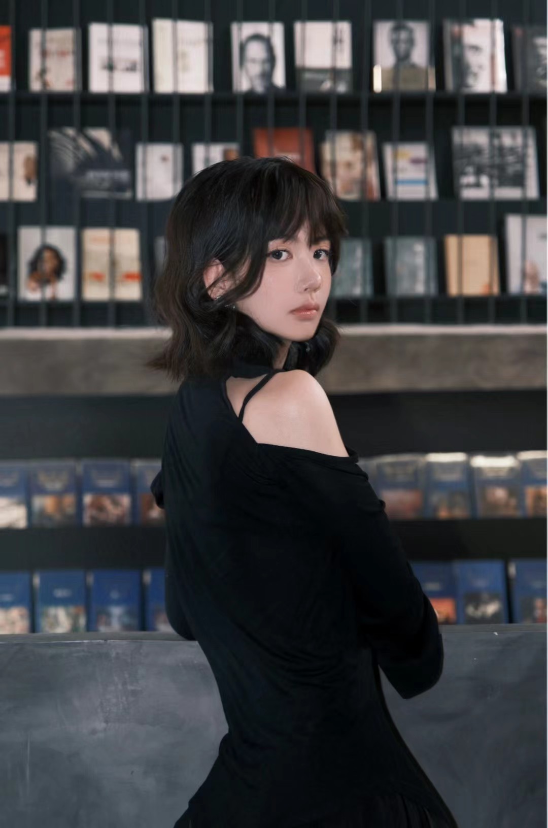 Raven 在书架前的个人照片